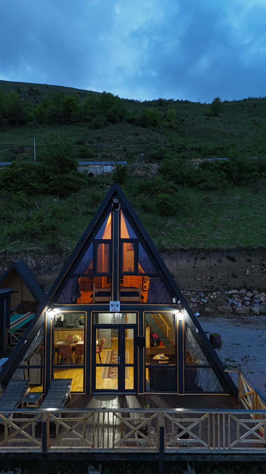 Cabană A-frame iluminată la apus