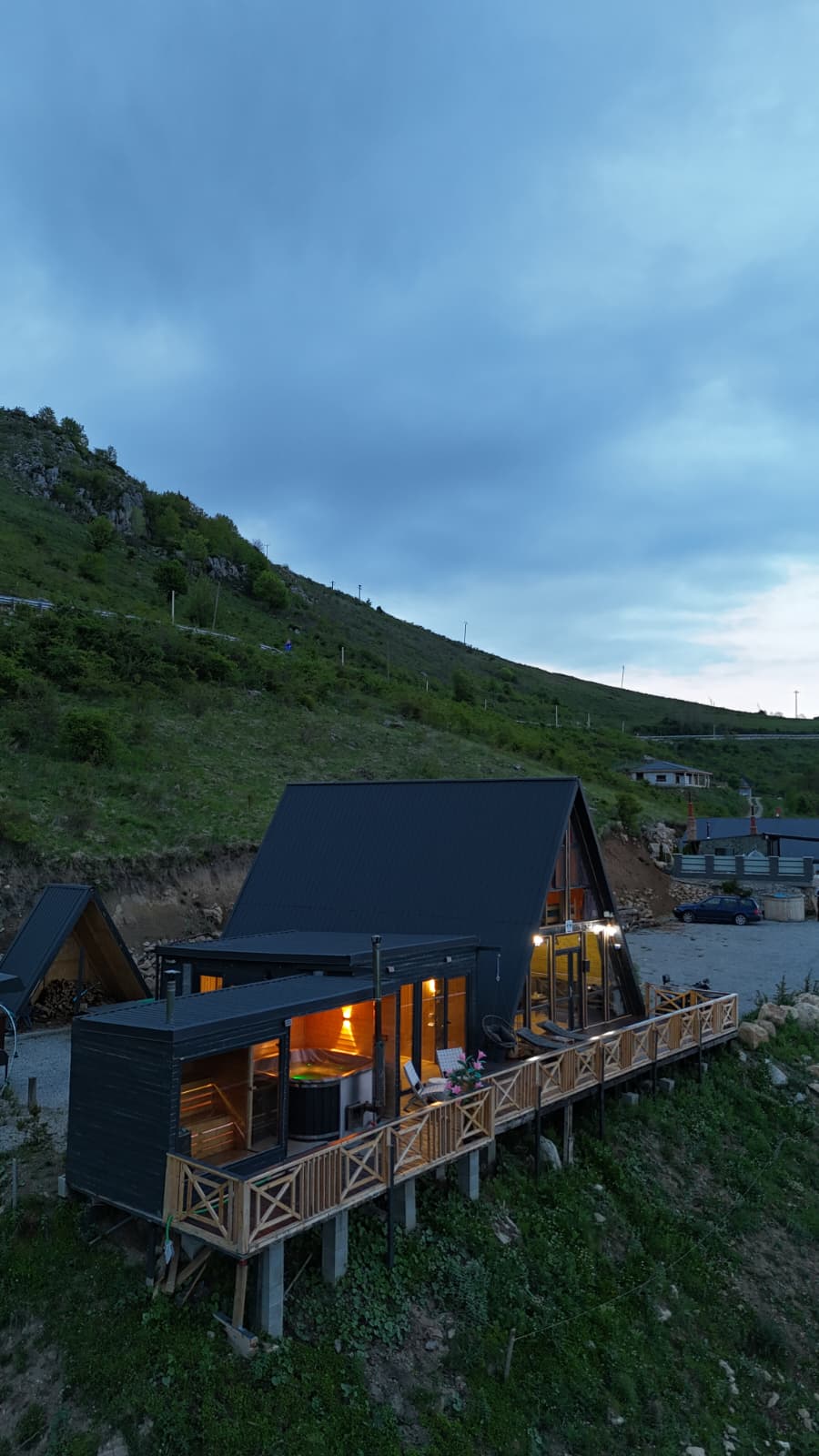 Vedere panoramică asupra cabanei și zonei wellness
