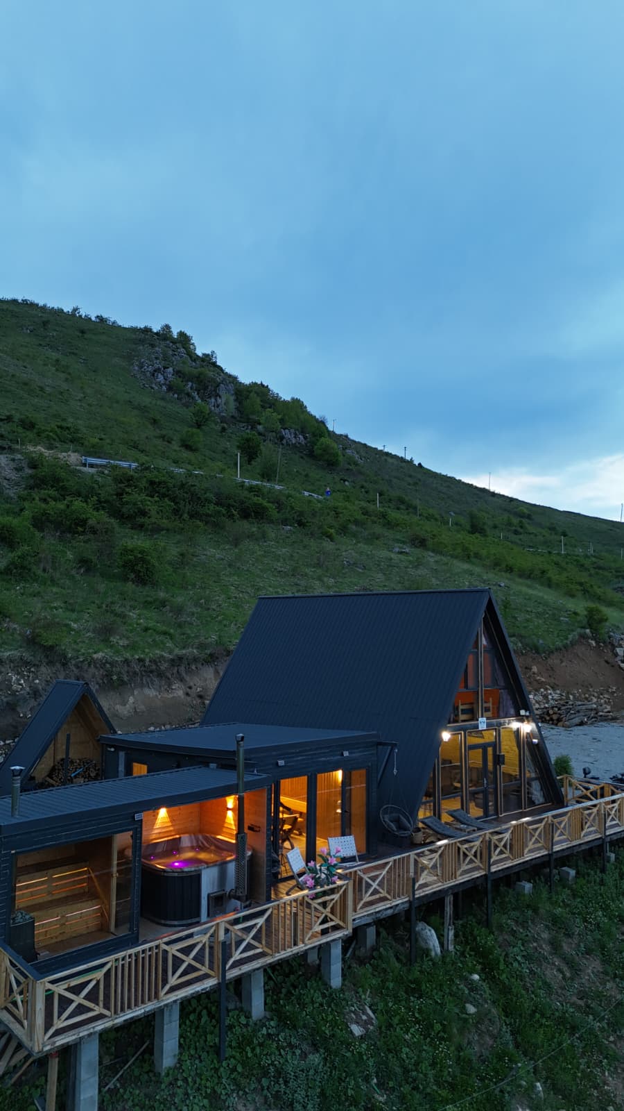 Cabană cu jacuzzi și saună exterioară